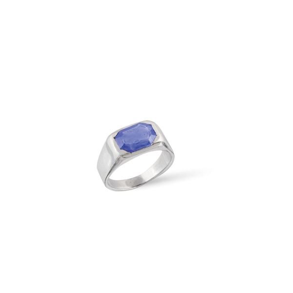 SAPPHIRE AND PLATINUM RING
