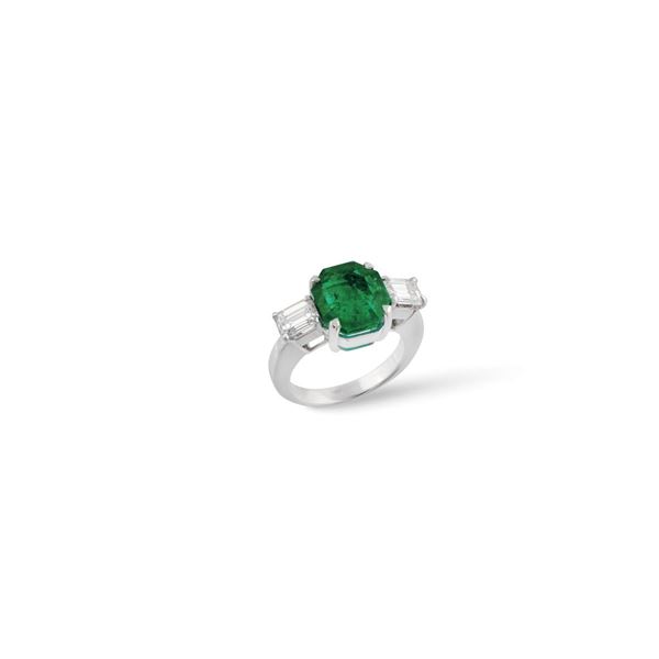 COLOMBIA EMERALD, DIAMOND AND GOLD RING