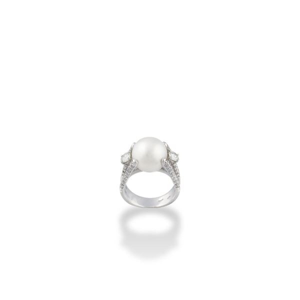 CULTURED PEARL, DIAMOND AND GOLD RING