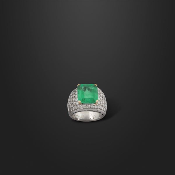 COLOMBIA EMERALD, DIAMOND AND GOLD RING