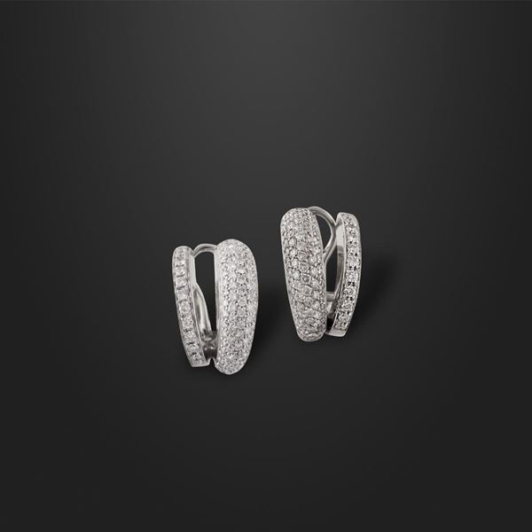 PAIR OF DIAMOND AND GOLD EARRINGS