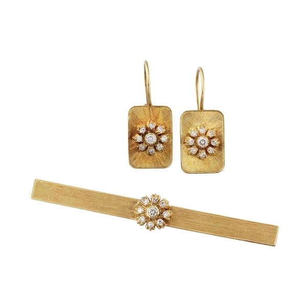 BROOCH AND PAIR OF DIAMOND AND GOLD EARRINGS