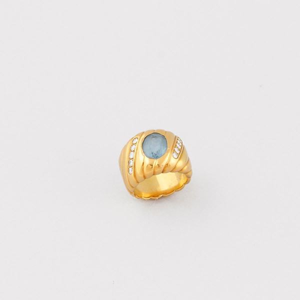 AQUAMARINE, DIAMOND AND GOLD RING