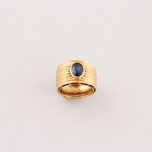 SAPPHIRE AND GOLD RING