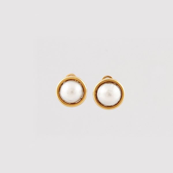 PAIR OF MABE’ AND GOLD EARRINGS