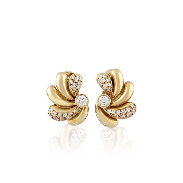 PAIR OF DIAMOND AND GOLD EARRINGS