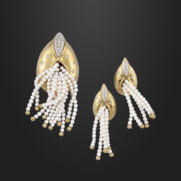 PAIR OF CULTURED PEARL, DIAMOND AND GOLD EARRINGS AND BROOCH