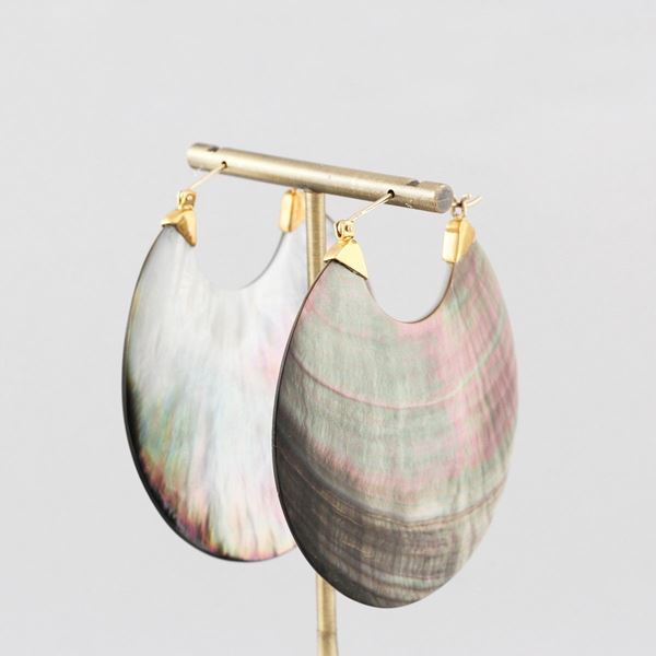 PAIR OF NACRE’ AND GOLD EARRINGS