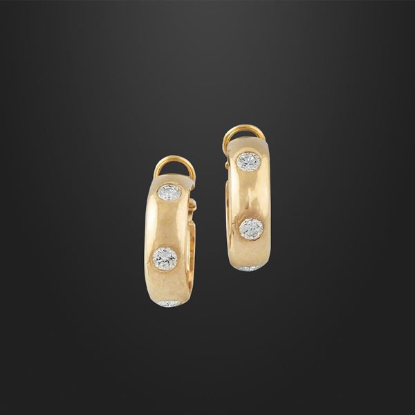 PAIR OF DIAMOND AND GOLD EARRINGS