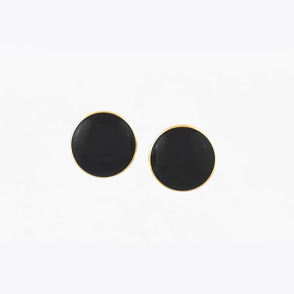 PAIR OF ONYX AND GOLD EARRINGS