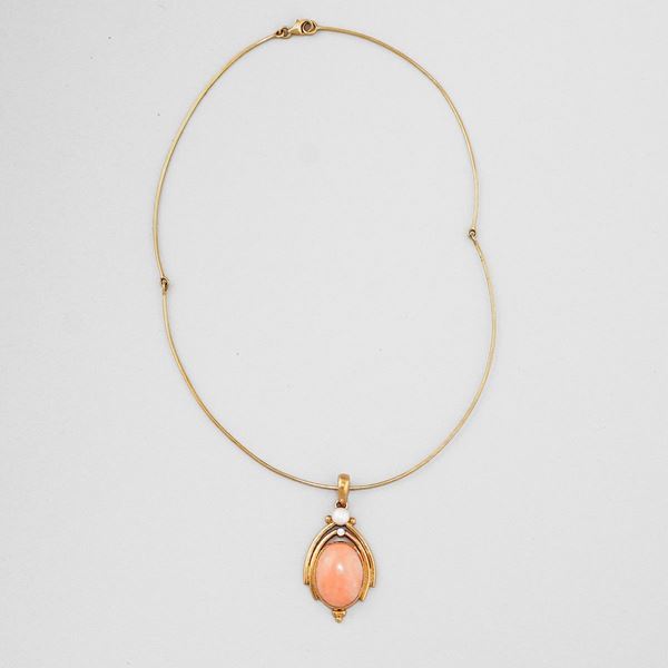 NECKLACE AND PAIR OF CORAL, DIAMOND AND GOLD EARRINGS
