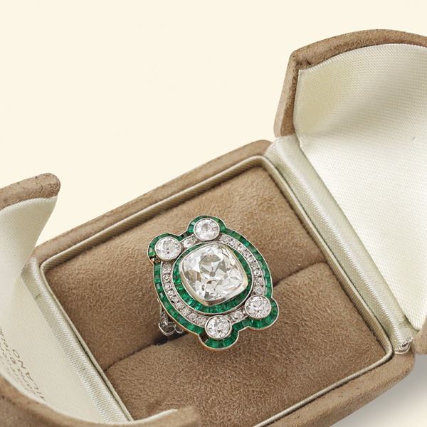 DIAMOND, EMERALD AND PLATINUM RING