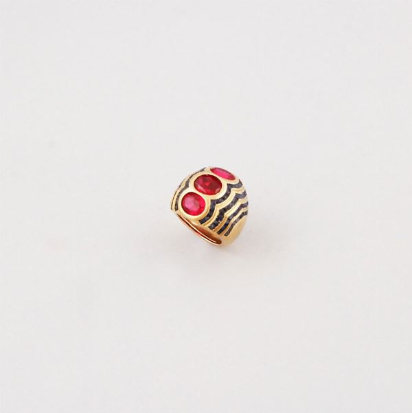 SAPPHIRE, SYNTHETIC RUBY AND GOLD RING