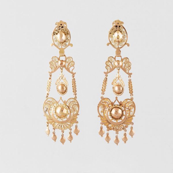 PAIR OF GOLD EARRINGS