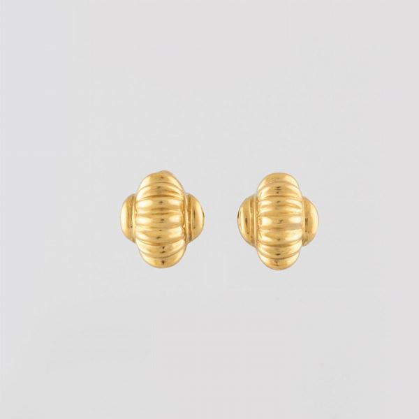 PAIR OF GOLD EARRINGS