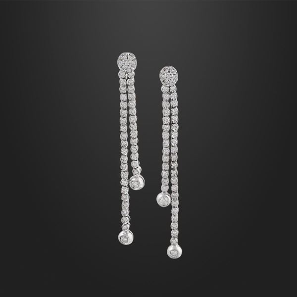*PAIR OF DIAMOND AND GOLD EARRINGS