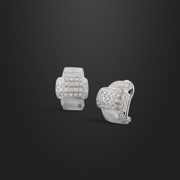 *PAIR OF DIAMOND AND GOLD EARRINGS