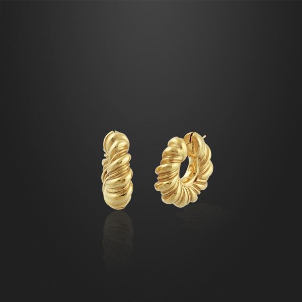 PAIR OF GOLD EARRINGS