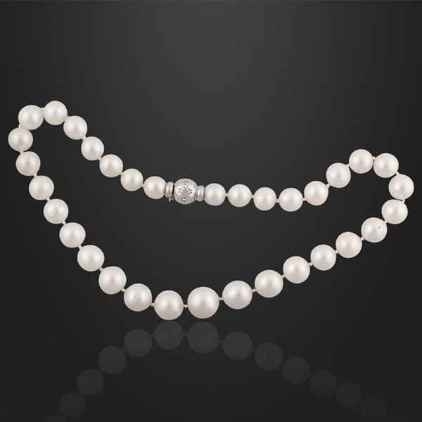 CULTURED PEARL NECKLACE WITH DIAMOND AND GOLD CLASP