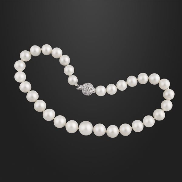 CULTURED PEARL NECKLACE WITH DIAMOND AND GOLD CLASP