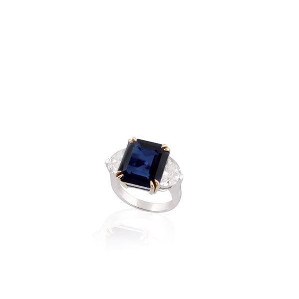 SAPPHIRE, DIAMOND AND GOLD RING
