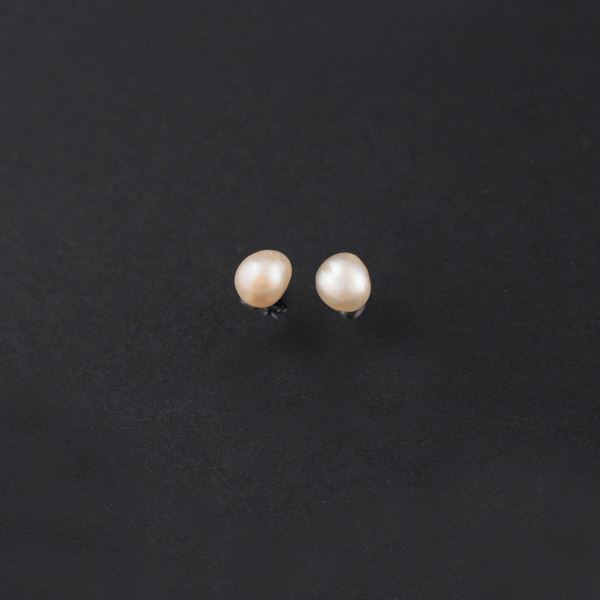 PAIR OF NATURAL PEARL AND GOLD EARRINGS
