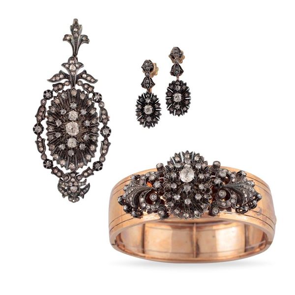 PAIR OF DIAMOND AND GOLD EARRINGS