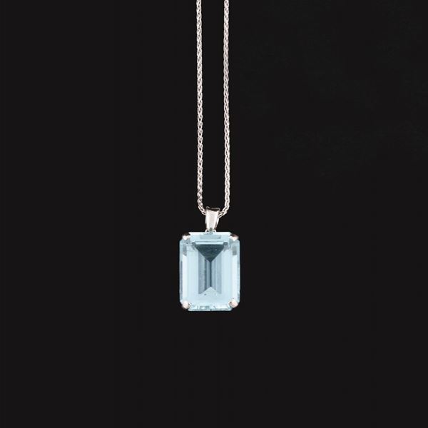 AQUAMARINE AND GOLD PENDANT