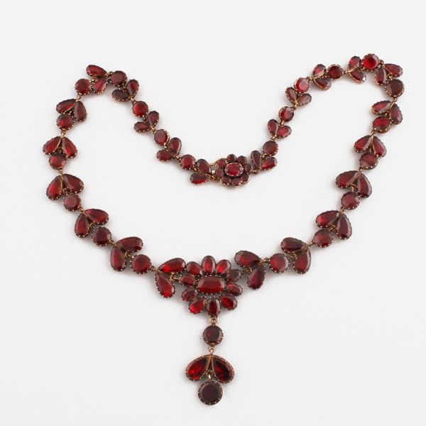 GARNET AND GOLD NECKLACE