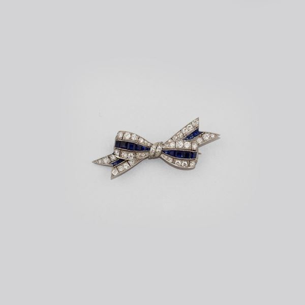 SAPPHIRE, DIAMOND AND PLATINUM BROOCH