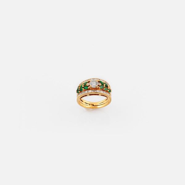 DIAMOND, EMERALD AND GOLD RING