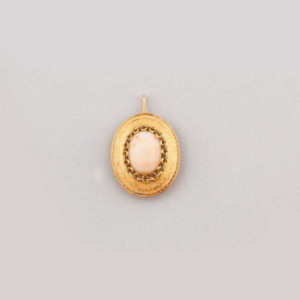CORAL AND GOLD BROOCH-PENDANT