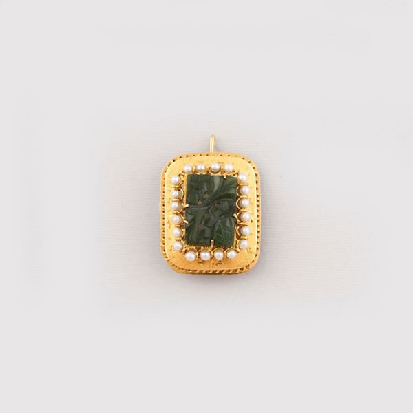 CULTURED PERARL, SERPENTINE AND GOLD BROOCH-PENDAT