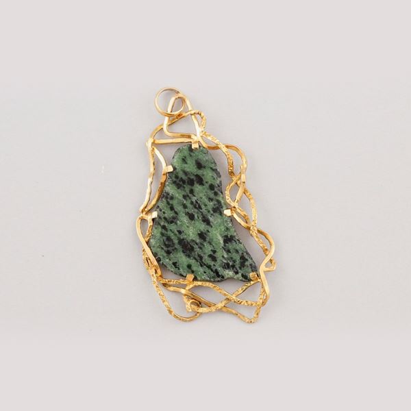 QUARTZ AND GOLD PENDANT