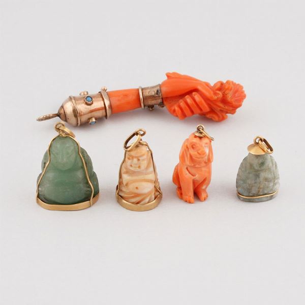 FIVE CORAL, SERPENTINE, QUARTZ AND GOLD CHARMS