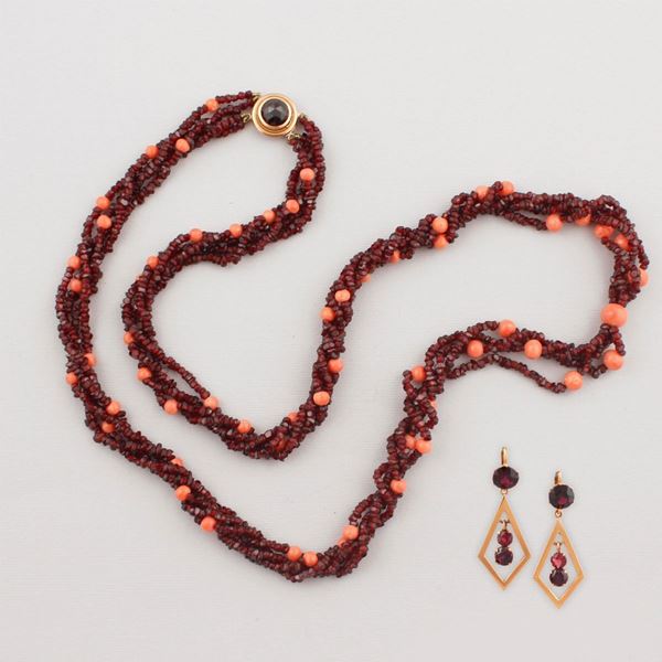 GARNET, CORAL AND GOLD LOT  - Auction JEWELERY, WATCHES AND SILVER - Casa d'Aste International Art Sale