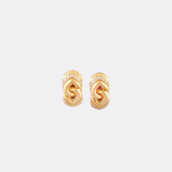 PAIR OF DIAMOND AND GOLD EARRINGS