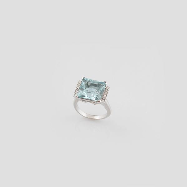 AQUAMARINE, DIAMOND AND GOLD RING