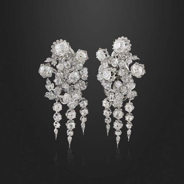 PAIR OF DIAMOND AND GOLD EARRINGS