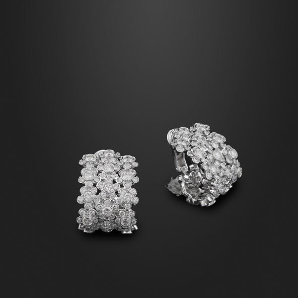 PAIR OF DIAMOND AND GOLD EARRINGS
