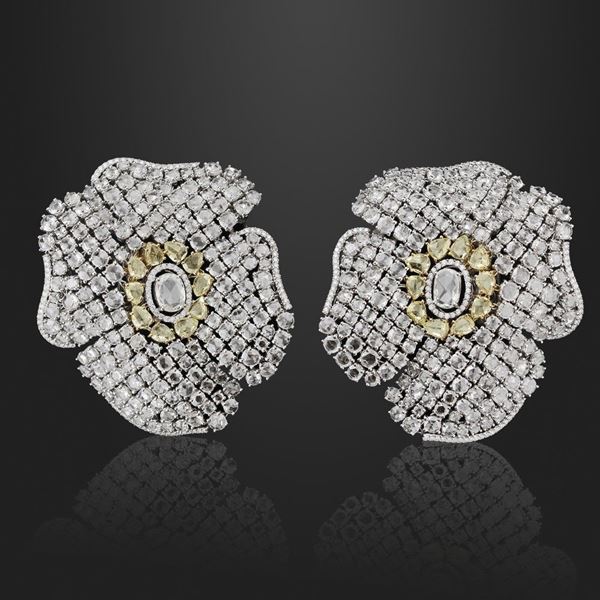 PAIR OF DIAMOND AND GOLD EARRINGS