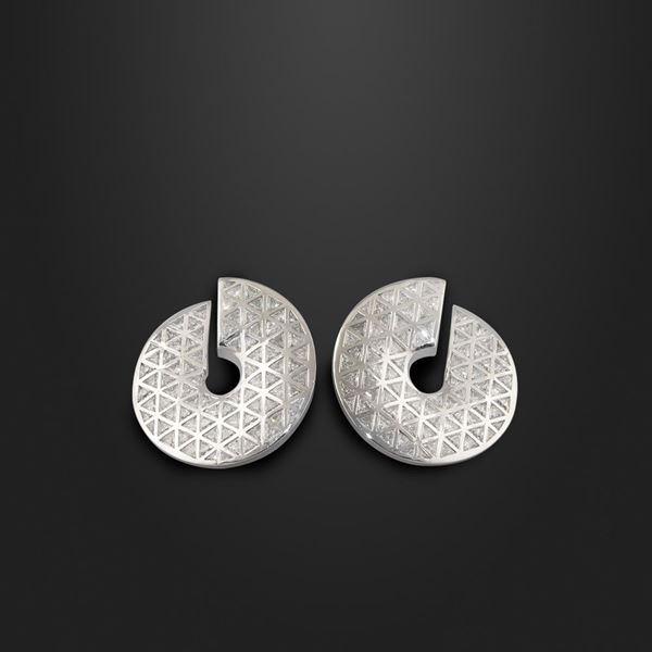 PAIR OF DIAMOND AND GOLD EARRINGS