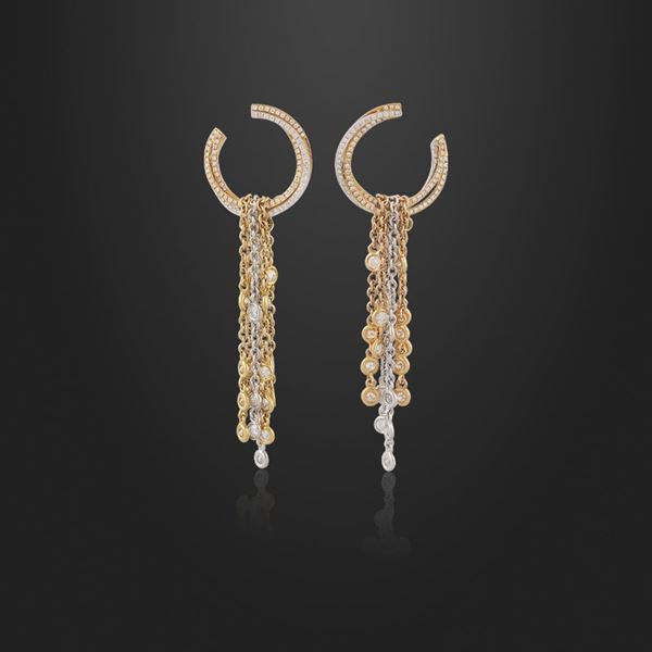 PAIR OF DIAMOND AND GOLD EARRINGS