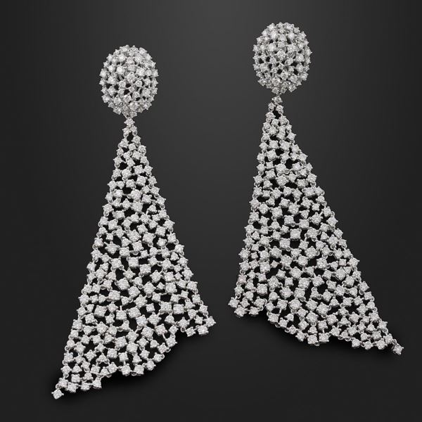PAIR OF DIAMOND AND GOLD EARRINGS