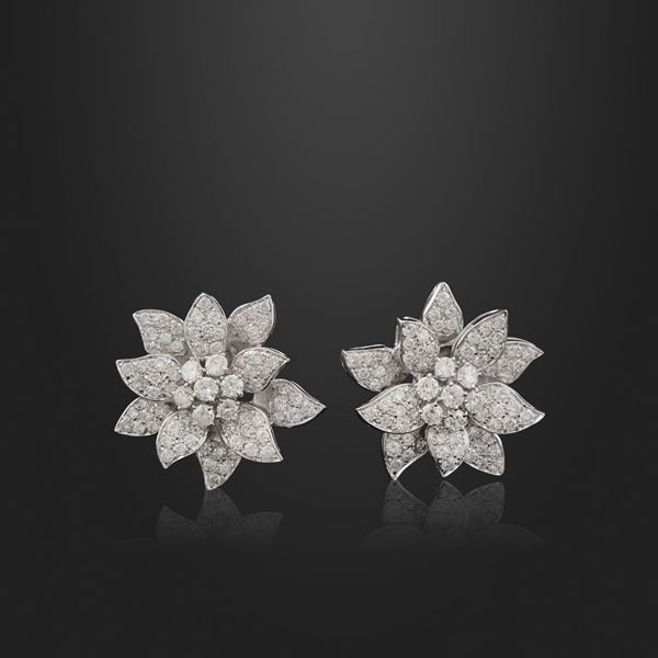 PAIR OF DIAMOND AND GOLD EARRINGS