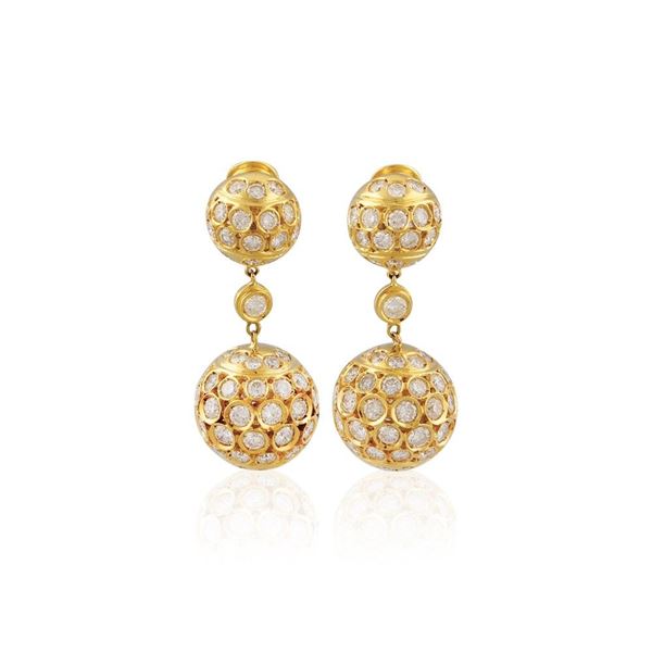 PAIR OF DIAMOND AND GOLD EARRINGS