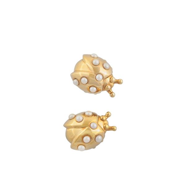 BROOCHES