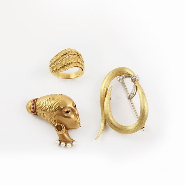 LOT, TWO BROOCHES AND ONE RING