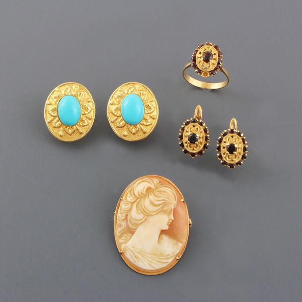 LOT, TWO PAIR OF EARRINGS, RING AND BROOCH