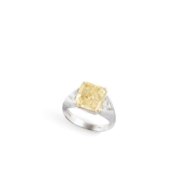 “FANCY LIGHT YELLOW” DIAMOND